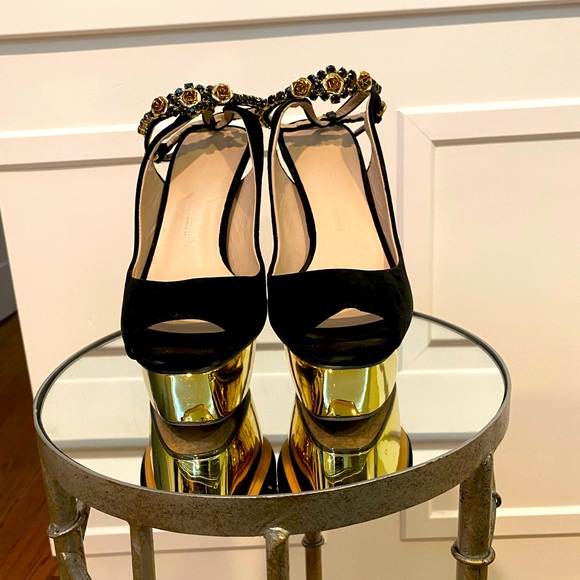 Sexy Black and Gold Semi Platform Heels✨ - Picture 4 of 10